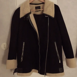  - Jättefin Bikerjacka från ZARA. Något oversize modell, åtminstone i och med att den är lite längre (över höfterna). Inköpt förra säsongen men knappt använd och därför i mycket fint skick. Säljer på grund av fel storlek.   Frakt tillkommer.