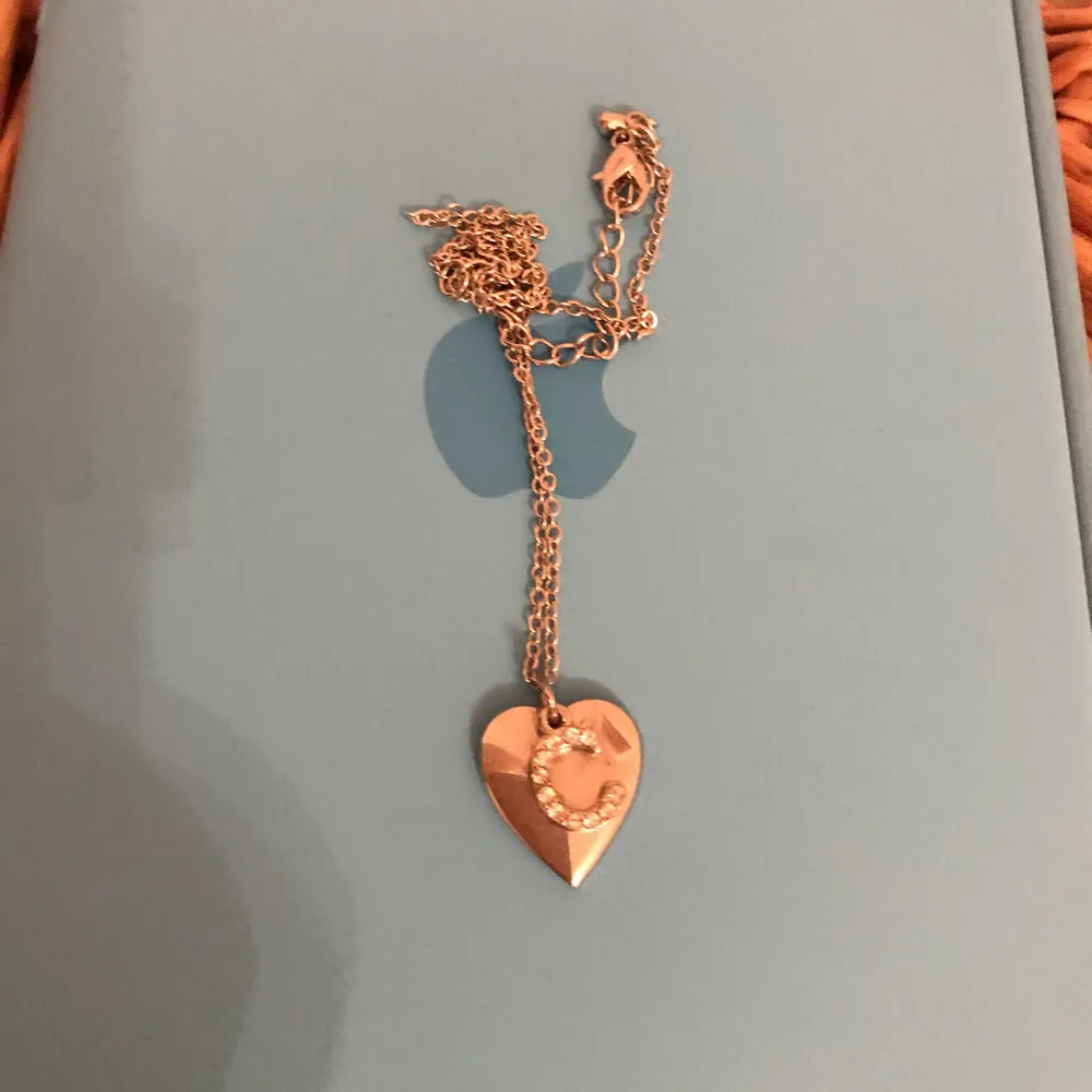 Halsband med hjärta och en C . Accessoarer.