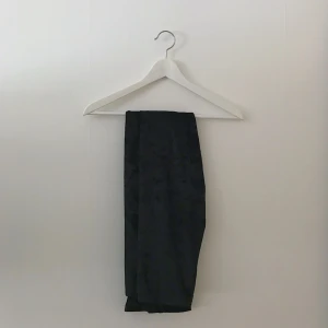  - Sametsläggings från MONKI i storlek S. Möts upp i Stockholm alternativt står köparen för frakten ✨