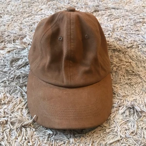  - Cap från Nelly. Onesize med justerbar band på baksidan. 