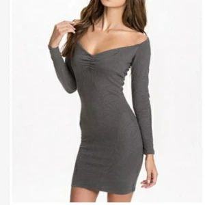  - Klänning från Nly Trend. Off shoulders modell. Storlek M. Oanvänd. Köpare betalar frakt.