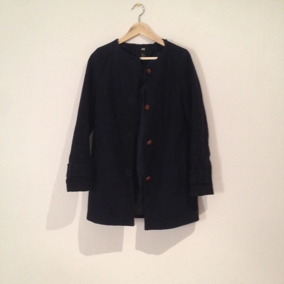 mörkt marinblå hm trend kappa med bruna stora knappar. 60% återvunnen ull, 30 polyester - 1387223172