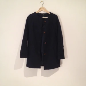 mörkt marinblå hm trend kappa med bruna stora knappar. 60% återvunnen ull, 30 polyester - mörkt marinblå hm trend kappa med bruna stora knappar. 60% återvunnen ull, 30 polyester