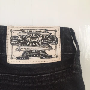  - Crocker jeans i svart! Lite urtvättade, därav priset 