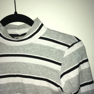  - Randig croppad polo. Sitter som en smäck men kommer tyvärr inte till användning. Frakt tillkommer