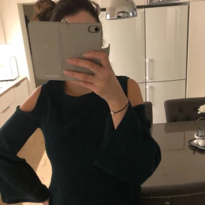  - Jättefin smaragdfärgad tröja från H&M, använd 1 gång. Säljs för 60kr 👌