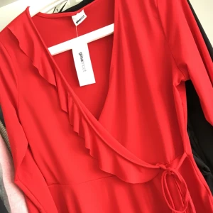  - Oanvänd blus från Gina tricot i storlek M med lappar kvar. Var inte riktigt min färg, därför säljer jag den. Kan mötas upp men även skickas, frakt ingår! Jag har swish🎀