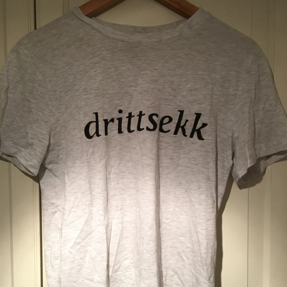 Hemmagjord skam T-shirt  Pris exkl porto. T-shirts.
