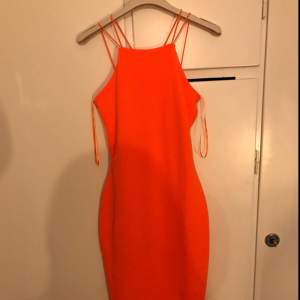 Orange tight klänning från River Island.  Väldigt elastisk så den sitter perfekt på kroppen. Passar S-L iprincip. Endast provad 😊