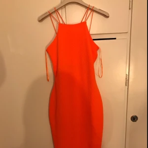  - Orange tight klänning från River Island.  Väldigt elastisk så den sitter perfekt på kroppen. Passar S-L iprincip. Endast provad 😊