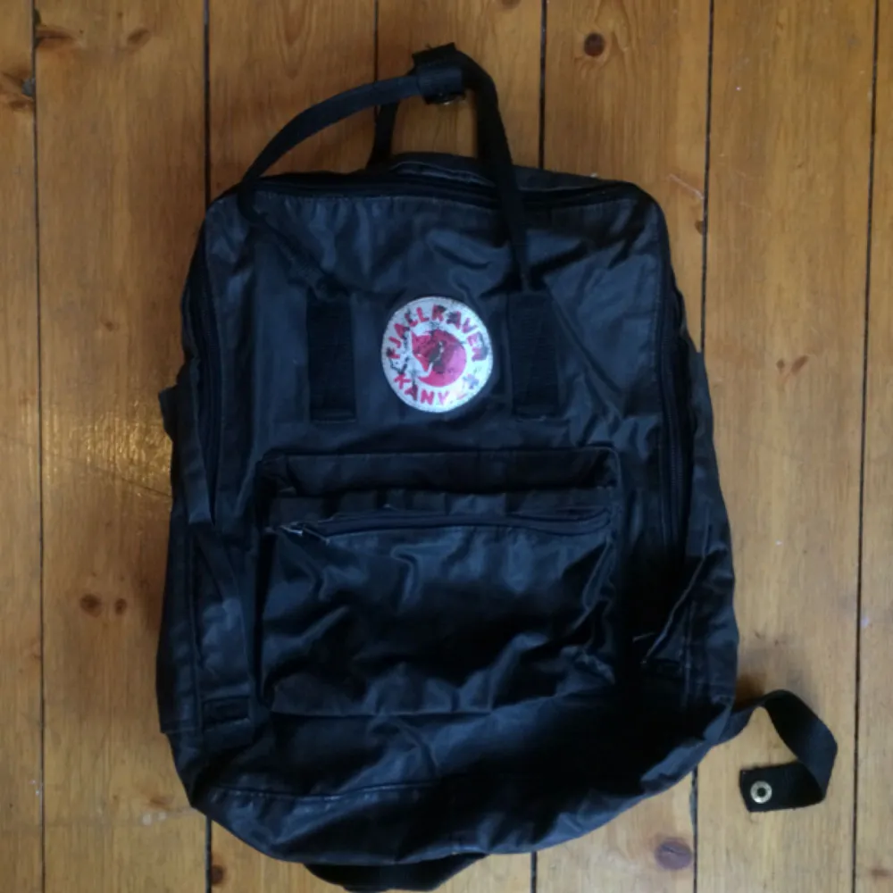 Well-loved black Kånken-backbag that has time to move into a new home!. Väskor.