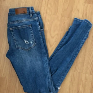  - Ljusa, slitna jeans i ett bra skick. Köparen står för frakt