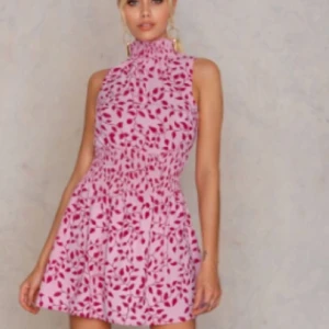  - Klänning från NAKD, använd endast en gång. Ord pris: 399kr. Köparen står för frakt