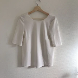  - Fin blus med låg rygg