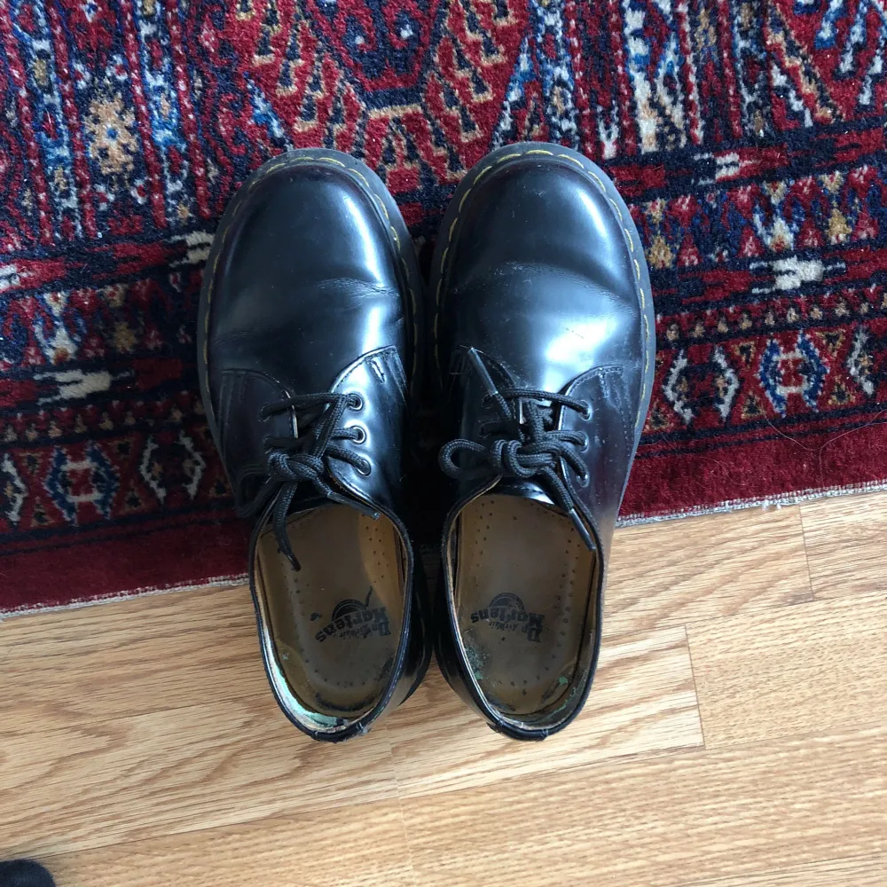 Dr. Martens modell 1461 black. Nypris 1347kr De är i bra skick, säljes pga för stor storlek för mig, det gör lite ont i hjärtat så hoppas att dom får en ny ägare. Kan gå att pruta. Köparen står för frakten, jag kan även mötas i Stockholm . Skor.