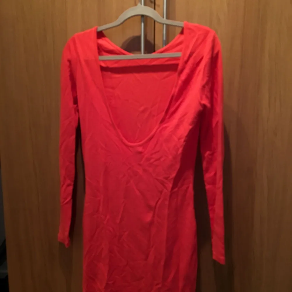 Orange/korall färgad klänning som sitter jätte bra.  Knappast använd! Från Vila.. Klänningar.
