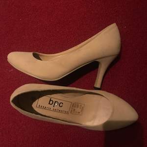 Ljusbeige pumps med 8 cm klack. Använda endast en gång inomhus. Köparen står för frakt.