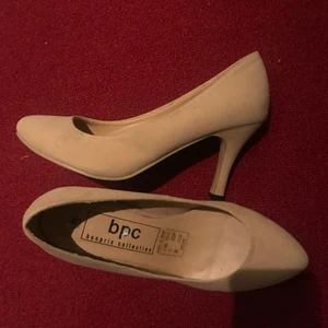  - Ljusbeige pumps med 8 cm klack. Använda endast en gång inomhus. Köparen står för frakt.