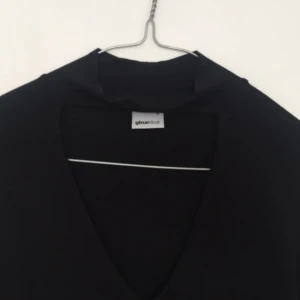  - Långärmad topp med choker från Gina Tricot. Köparen står för frakten✨