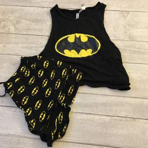 Pyjamas-sett med Batman tryck. Köparen betalar eventuell frakt.