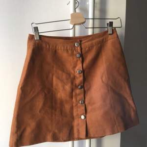 A-line kjol i ”mocka” (ej äkta, så den är vegansk ;) Köpare står för frakt, kan upphämtas i Malmö. Swish går bra.