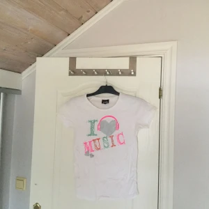  - Barn t-shirt  till 14åring eller storlek XS