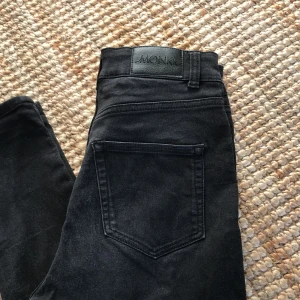  - Klassiska slim fit svarta high waist jeans från Monki 🐒 