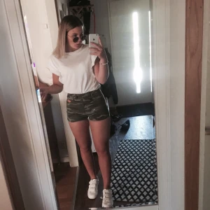  - Super snygga shorts som tyvärr blivit försmå. Är i fint skick från GinaTricot. Du står för frakt och tar swich:))