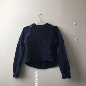  - Kort stickad tröja, fin blå färg! 