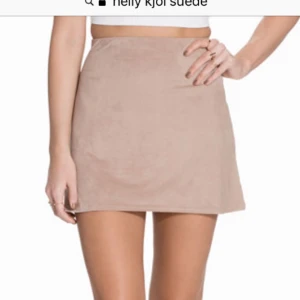  - Kjol i Imitation av mocka ifrån Nelly. Aldrig använd. 