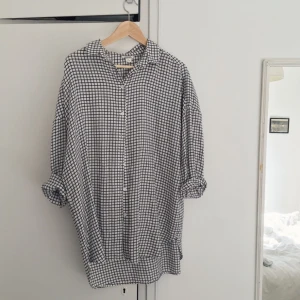 - Rutig skjorta från Monki. Knappt använd!