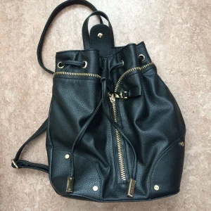  - Ryggsäck från River Island,knappt använd.