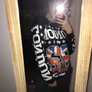  - coola tröja som står london på framsidan o ärmerna