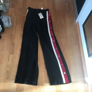  - Helt nya zara women popper pants, aldrig använda. Säljer pga för stora!