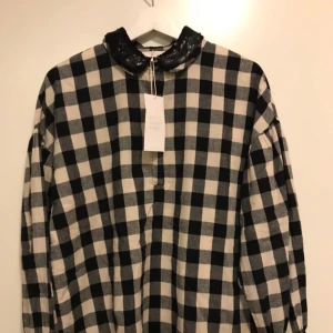  - Rutig skjorta med paljettkrage Storlek S  Ny och oanvänd, alla lappar kvar