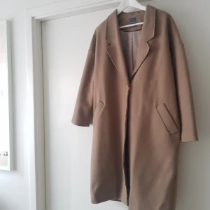  - Säljer denna snygga kappa köpt i London! Älskar den men den kommer inte till användning🌟 Färgen är beige. Mötes upp i Uppsala annars står köparen för frakt🎗