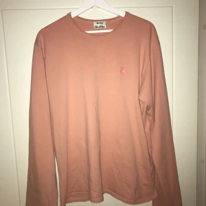  - ACNE STUDIOS LONG SLEEVE FELLOW FACE TEE  Rosa långärmad tisha från acne studios som är oversized i ärmarna. Nyskick, använd ca 2 gånger :) Hmu 👌🏼  Frakt runt 30 spänn.   https://www.endclothing.com/eu/acne-studios-long-sleeve-fellow-face-tee-25t166-418.html