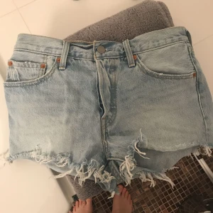  - Ett par fina, ljusa Levis shorts använda 2 gånger säljer pga för små för mig 