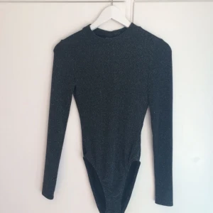  - Fint skick! Svart/silver glittrig body från H&M