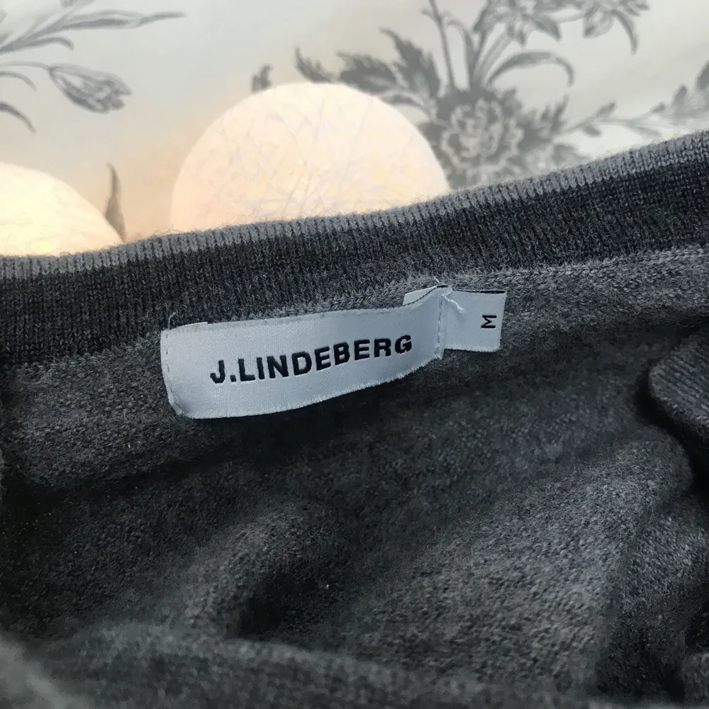 J.Lindeberg tröja, är i storlek M men sitter som en XS . Tröjor & Koftor.