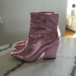  - Super coola stövlar i skrimrig rosa! Storl 39! Använda fåtal ggr, hela och rena! Inget slitage alls!   Köparen står för frakten! 