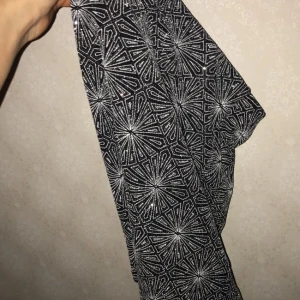  - Glittrig tubkjol, aldrog använd! 80 kr inklusive frakt! Den perfekta fest kjolen som sitter väldigt snyggt! 