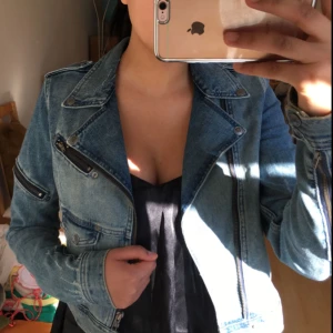  - Jeans jacka med dragkedjor och slitningar. Passar till alla outfits! Passar någon med storlek XS-S