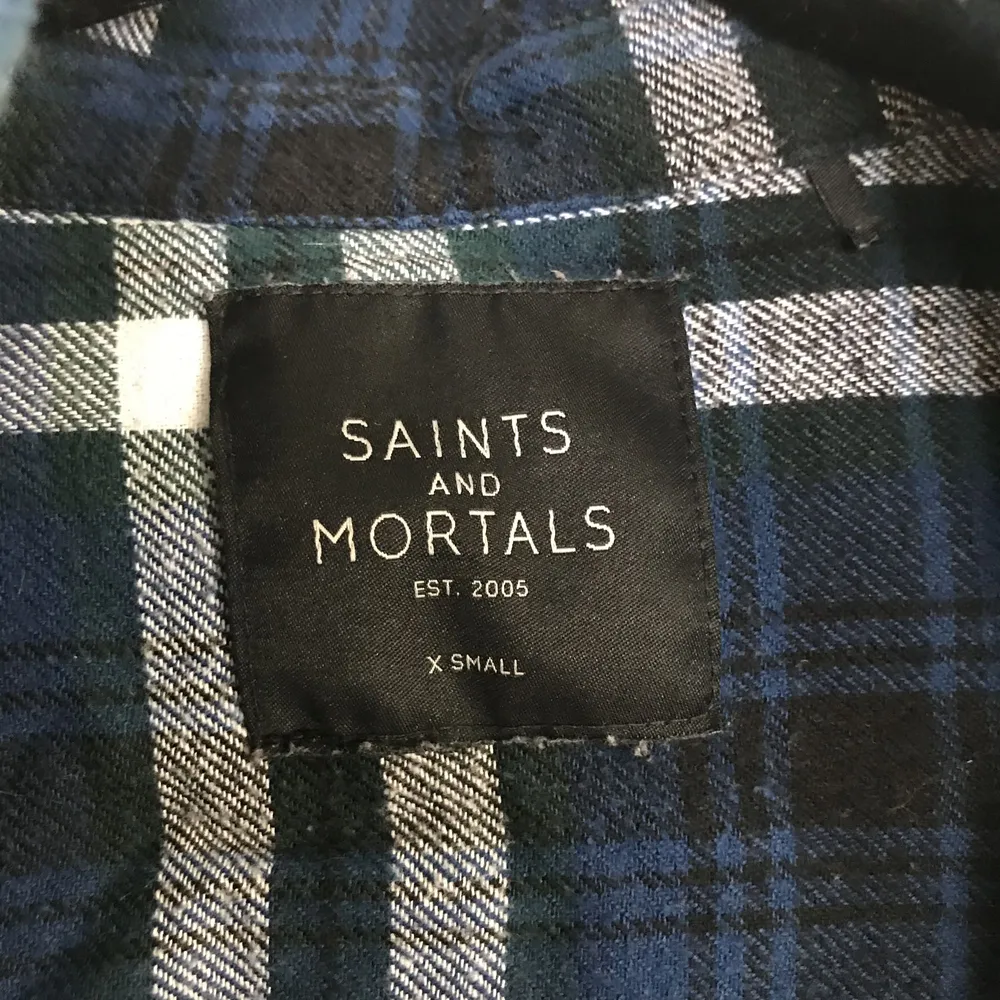 Flanell skjorta som e köpt på CARLINGS från märket SAINTS AND MORTALS   NYPRIS: 400. Skjortor.