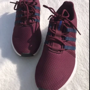  - Vinröda Adidas original loop racer skor. De är endast använda tre gånger och är i bra skick, knappt något slitage. 