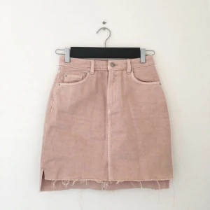  - Gammelrosa jeanskjol från H&M. Köpt på plick men tyvärr för liten för mig. Så himla vårig och fin, är så ledsen att behöva sälja den. Köparen står för frakten 🌸