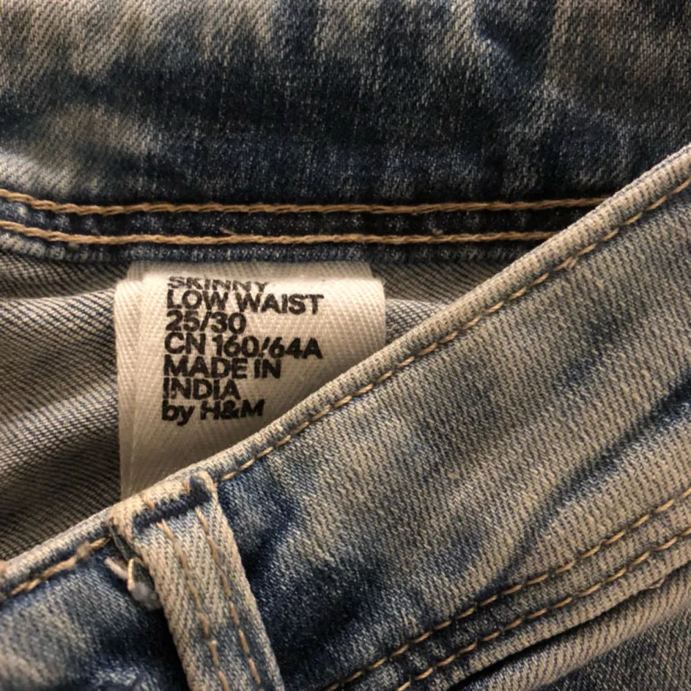 Jätte tuffa jeans från H&M skinny low waist, knappt använda 🌟. Jeans & Byxor.