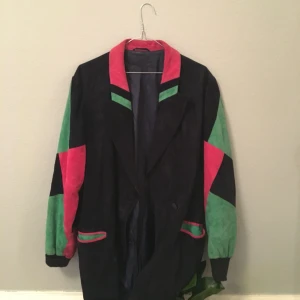  - Jättefin jacka tillverkad i mocka passar storlek 38. Sparsamt använd och fin kvalitet, sitter supersnyggt på.  Kommer från Beyond retro. Riktigt kap.