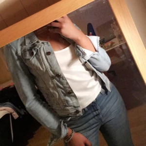  - En fin Jeans jacka.