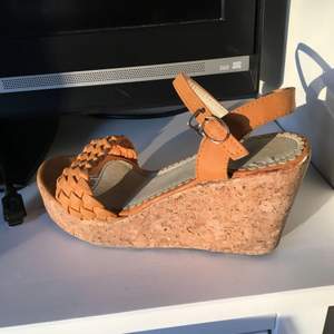 Somrigt söta sandalklackar köpta i Barcelona😍 Perfekta till en sommarklänning eller ljusa jeans👌🏽☀️✨ Frakt ingår inte i priset💕